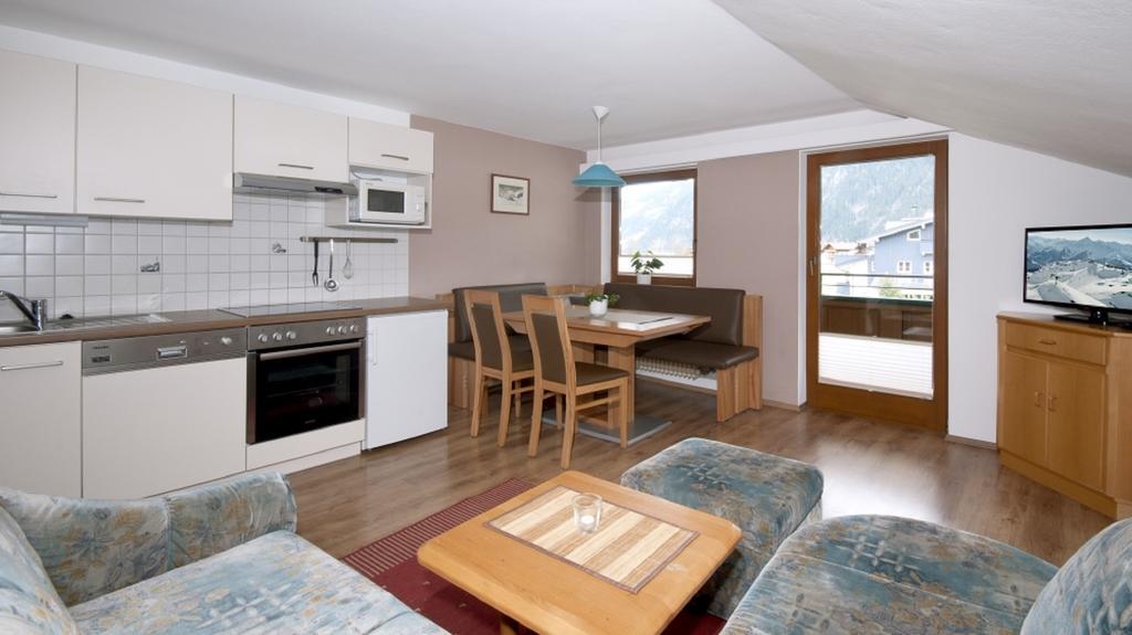 Landhaus Tyrol Mayrhofen Rom bilde